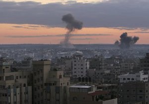 Палестинские боевики выпустили около 100 ракет, Израиль ответил авиаударами