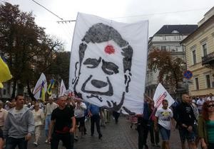 Протест - портрет Януковича - активисты - Ивано-Франковск - Милиция запретила пропаганду  культа насилия : у активиста изъяты футболки с портретом Януковича