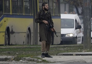 У посольства США в Сараево неизвестный ранил из АК двоих полицейских