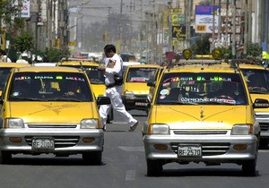 В Перу таксисты заставили пойманных угонщиков бегать по холоду голыми