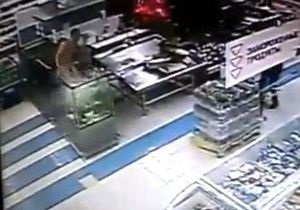В Кривом Роге голый мужчина искупался в аквариуме супермаркета