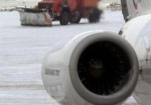 В Казахстане работник аэропорта на тракторе врезался в самолет