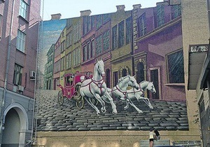 новости Киева - художники - Прорезная,15 - В центре Киева фасад здания украсила тройка белых коней