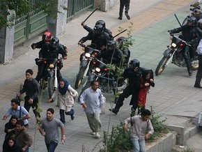 В центре Тегерана полиция открыла огонь по демонстрантам