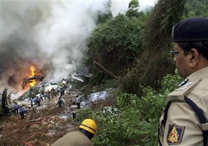 СМИ: Причиной авиакатастрофы в Индии могла стать ошибка пилота