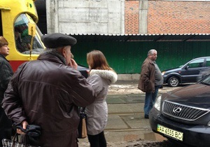 В Киеве из-за припаркованного Lexus образовалась пробка