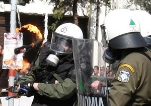 После столкновений в Афинах полиция задержала 16 человек