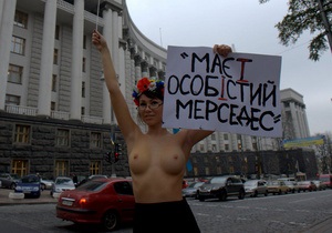 Полуголая активистка FEMEN призвала Азарова  не насиловать  украинский язык