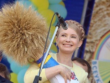 Тимошенко возложила цветы к памятникам Шевченко и Чорновилу