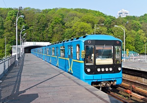 В киевском метро в час пик практически одновременно сломались два поезда