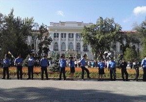 Возле суда в Харькове по традиции собрались сторонники и противники Тимошенко