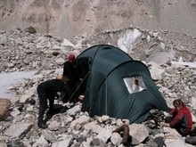 У донецких альпинистов во время восхождения на Эверест украли запасы еды