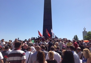 Коммунисты освистали депутатов от Батьківщини в парке Славы в Киеве