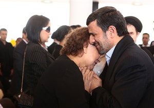 В Иране разгорелся скандал из-за объятий Ахмадинеджада с матерью Чавеса
