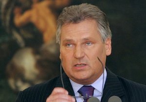Квасневский призвал власти Украины не играть с ЕС в ”русскую рулетку”