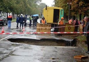 Из-за проливных дождей на одной из улиц Киева асфальт провалился в глубину на семь метров