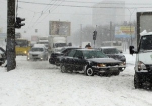Сильные снегопады вызвали проблемы с транспортным сообщением во Львове и области