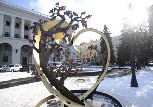 В Киеве на Майдане появилась тематическая скульптура Сердце Любви