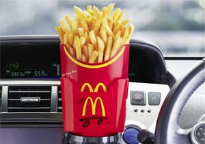 McDonald s предложил японским автомобилистам специальный держатель для картошки фри