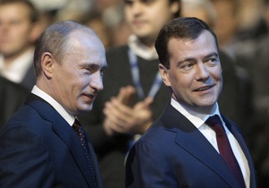 Опрос: Российской молодежи нравится деятельность Путина и Медведева