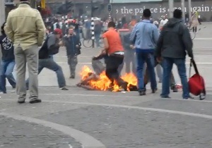 На центральной площади Амстердама мужчина совершил попытку самосожжения