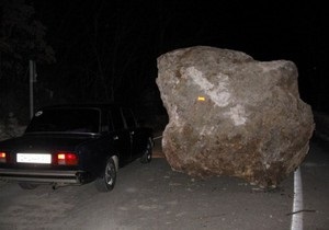 Под Ялтой произошел повторный камнепад: дорогу завалило пятитонными валунами