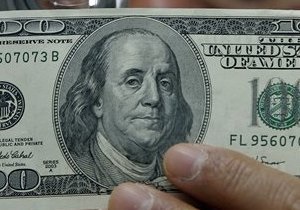 Доллар на межбанке просел ниже 8,1 грн