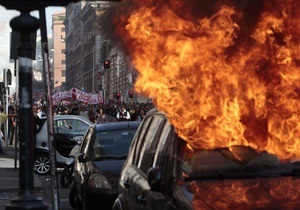 Акции протеста в Италии: Манифестанты жгут машини и разбивают витрины магазинов