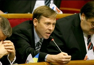 БЮТ: Янукович отстранил Ахметова и Фирташа от своей Администрации