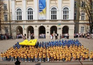 Во Львове создали  живой  флаг Украины из 500 человек