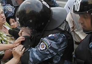 В Донецке задержали протестующих пенсионерок по пути следования кортежа Януковича