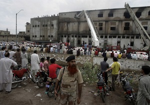 Число погибших при пожаре на швейной фабрике в Пакистане увеличилось до ста