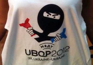 В Киеве активисты акции Спасибо жителям Донбасса передали футболку для Платини