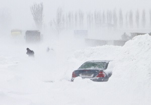 Румынию завалило снегом: сотни людей застряли в дороге