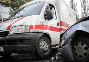 В Киеве Daewoo врезался в карету скорой помощи, которая перевозила женщину в критическом состоянии