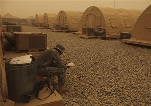 В Афганистане мирные жители блокировали базу НАТО после убийства местного полицейского
