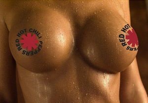 Фанатам предлагают показать грудь, чтобы попасть в первую фан-зону на концерт Red Hot Chili Peppers в Киеве