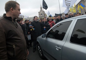 Правительству Азарова вновь грозят массовыми акциями протеста