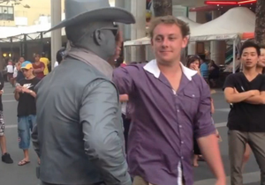 Новости Австралии: Изображавший статую уличный актер избил надоедливого туриста