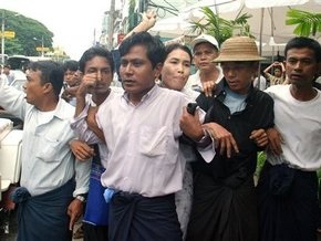 В Мьянме 11 сторонников оппозиции приговорили к 65 годам тюрьмы