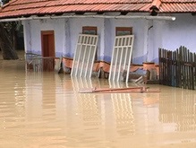 Наводнение на Прикарпатье: жители сел забрались на крыши домов