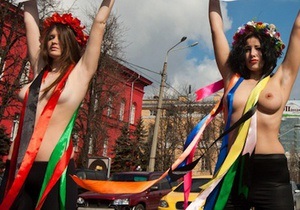Активистки FEMEN устроили импровизацию  убийства невинного кролика Луценко 