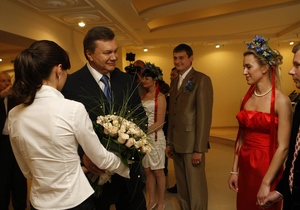 Янукович в Луганске обручил молодоженов