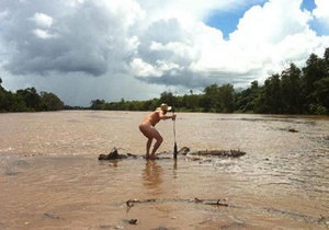 Новости Австралии - странные новости: Голый австралиец на спор прыгнул в реку с крокодилами