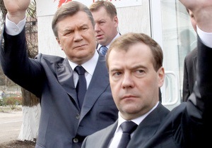 Медведев - Януковичу: Важно давать отпор любым попыткам переписать историю