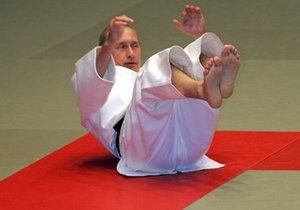 Путин повредил плечо из-за кувырка