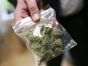 В США арестовали мужчину с пакетом марихуаны на лбу