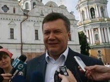 Тимошенко подарила Януковичу розы, а Ющенко - икону