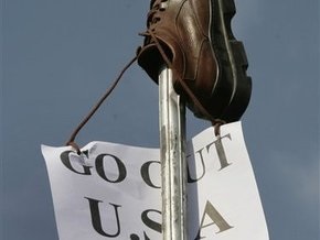 Журналиста, бросившего ботинки в Буша, будет защищать адвокат Саддама Хусейна