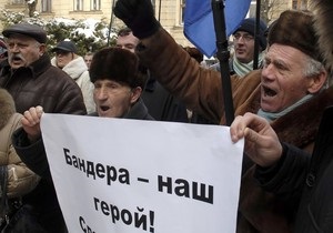 Опрос: Более половины украинцев выступают за лишение Бандеры звания Героя